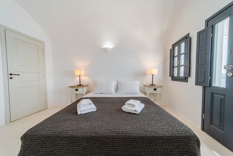 santorini-luxury-apartments-oia-relaxation (8)